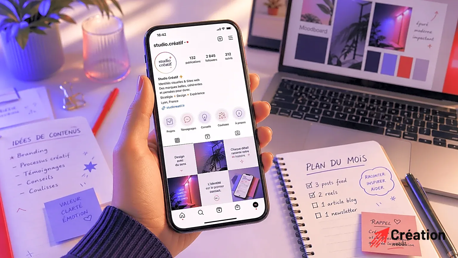 Main tenant un smartphone avec une bio Instagram stylisée affichée.