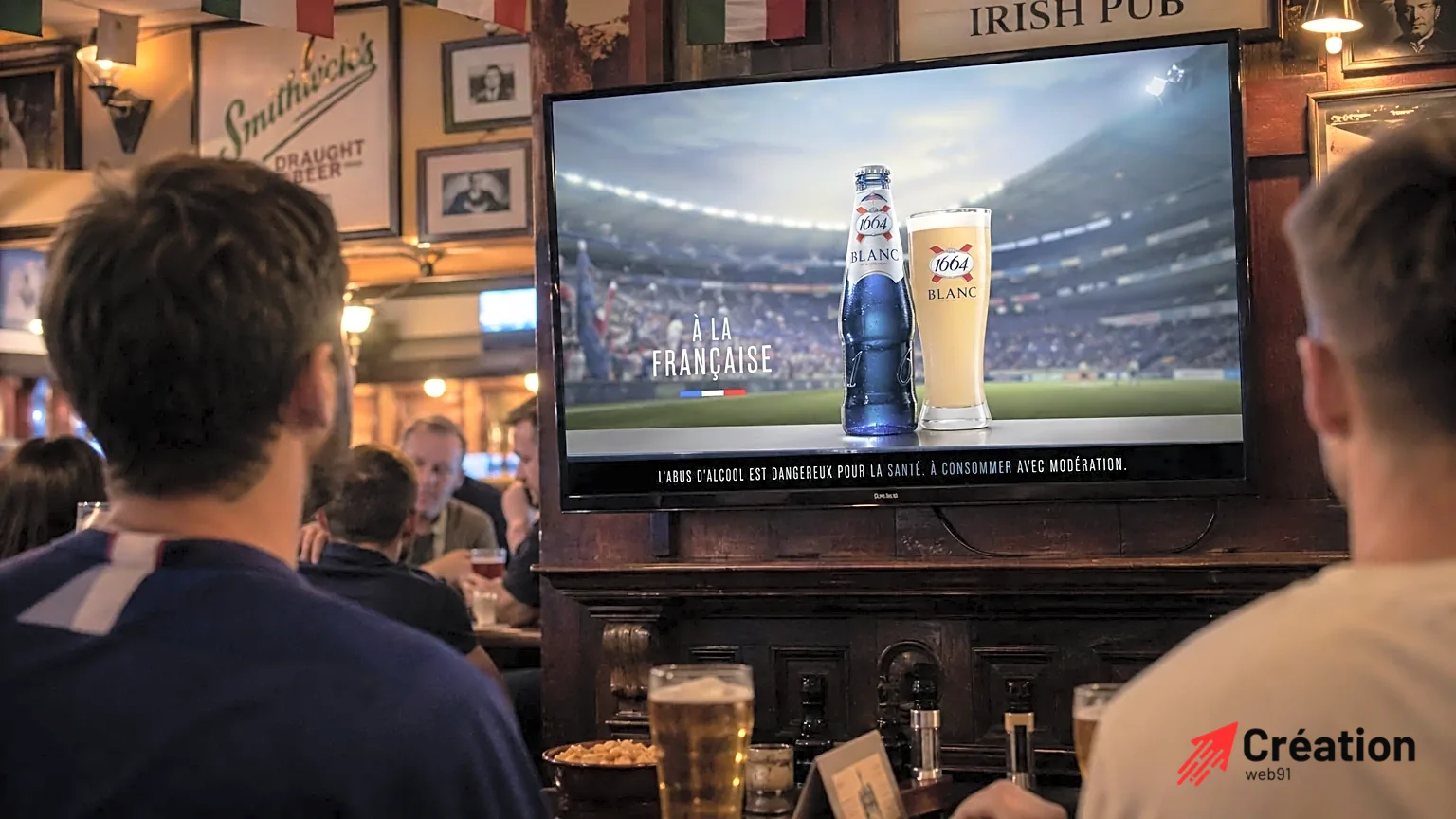 Télévision dans un pub irlandais affichant une publicité