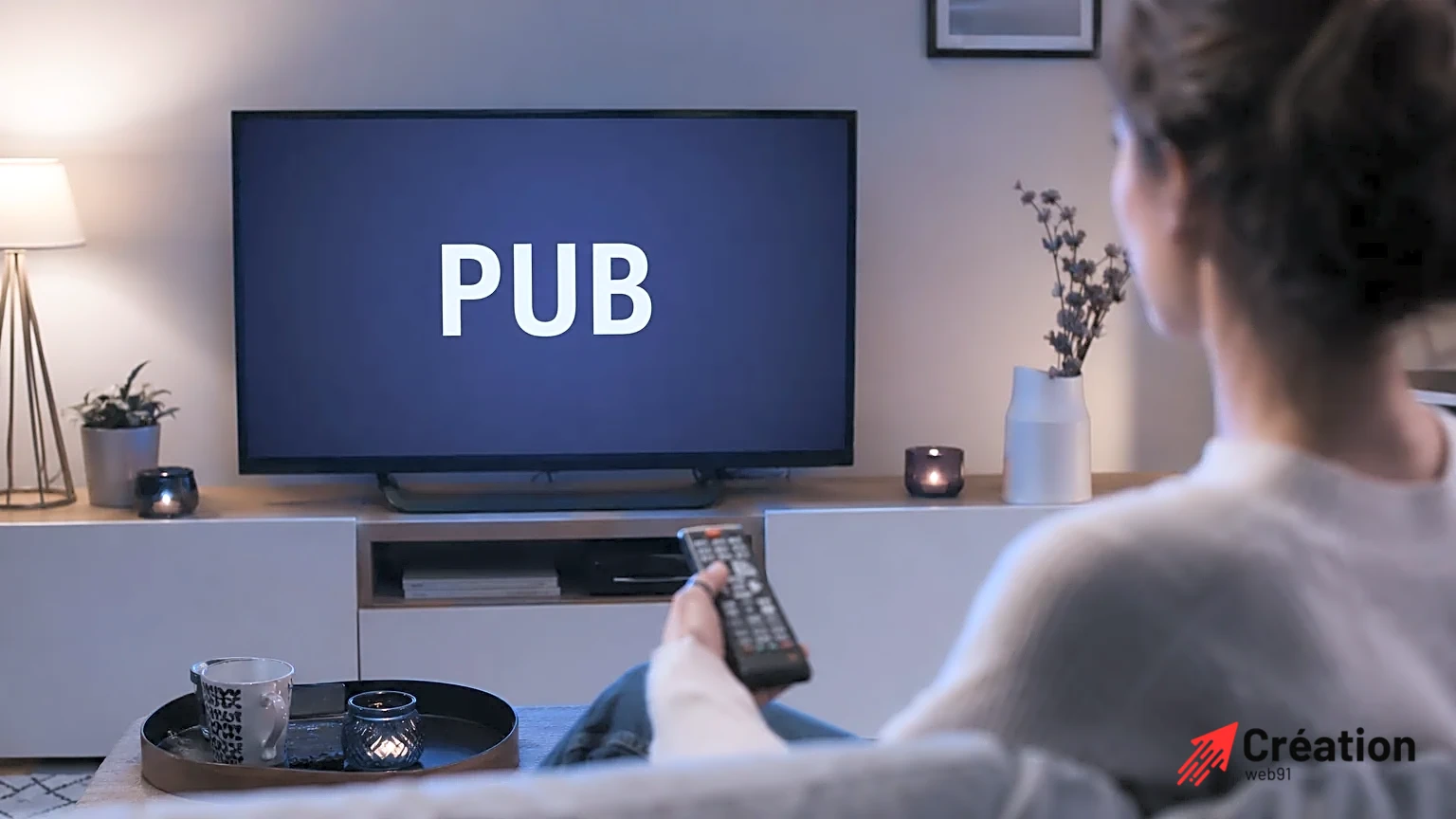 Ecran de télévision affichant le mot 'pub' en gros caractères.