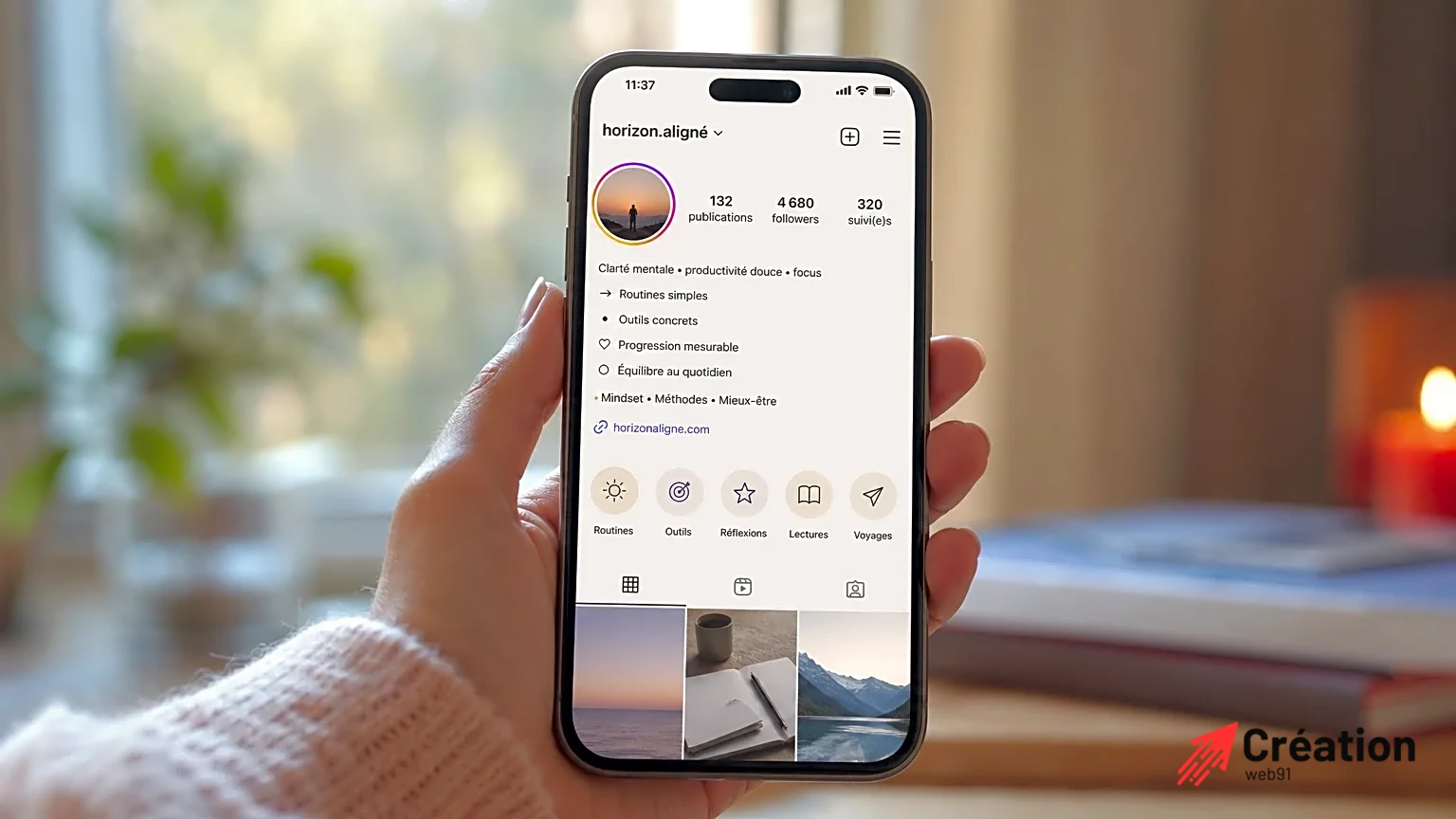 Main tenant un smartphone avec une bio Instagram épurée et minimaliste