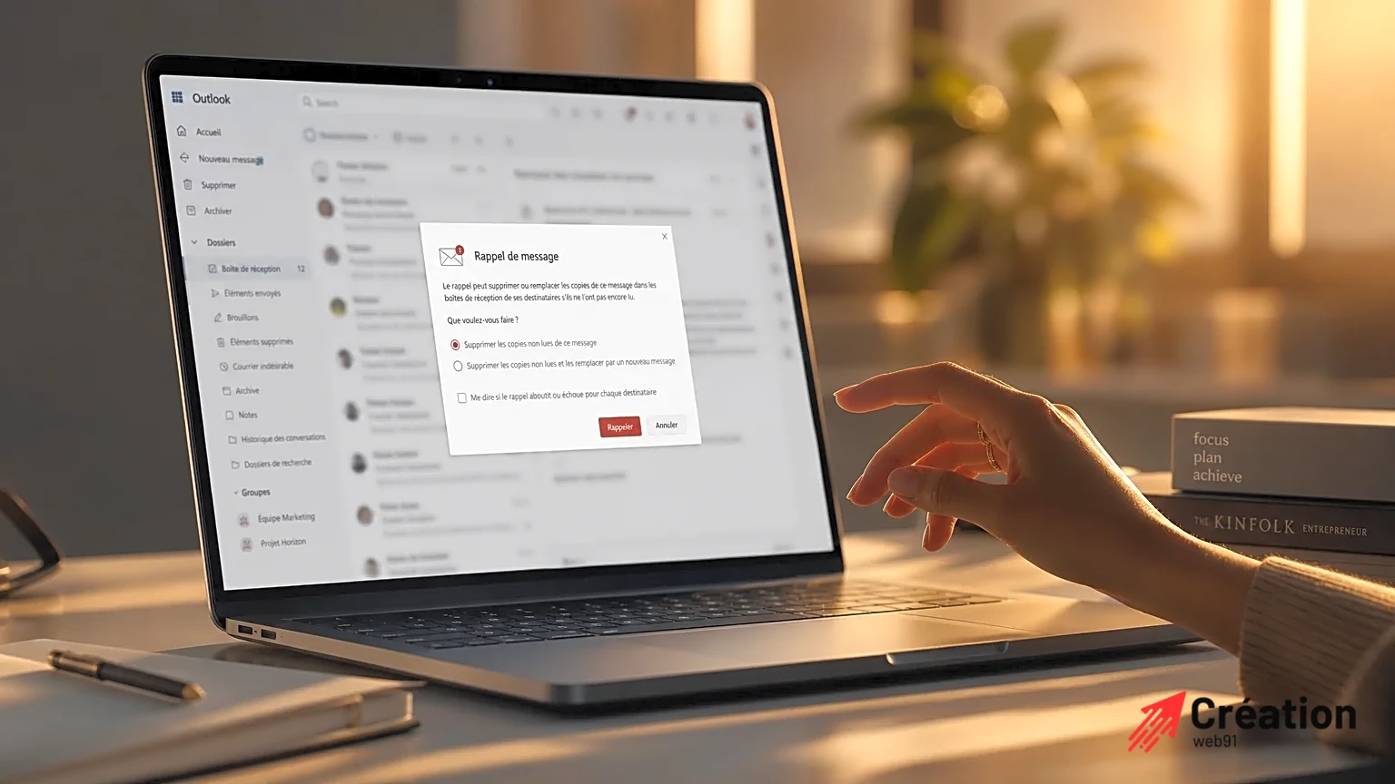 Un ordinateur portable affichant l'interface de rappel de message d'Outlook.