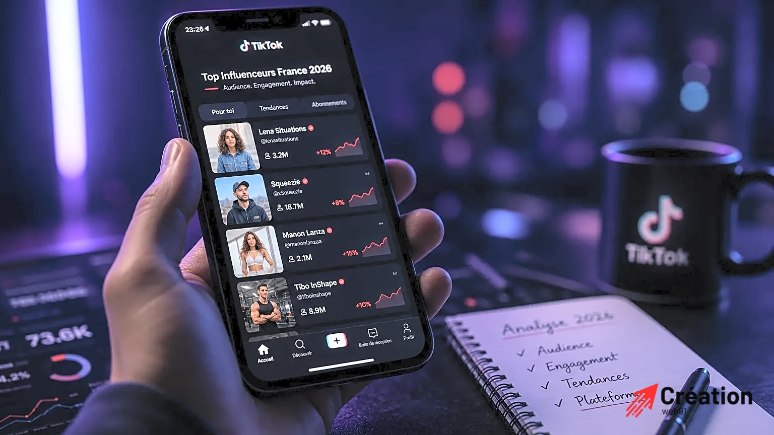 Smartphone montrant l'interface TikTok dans une main